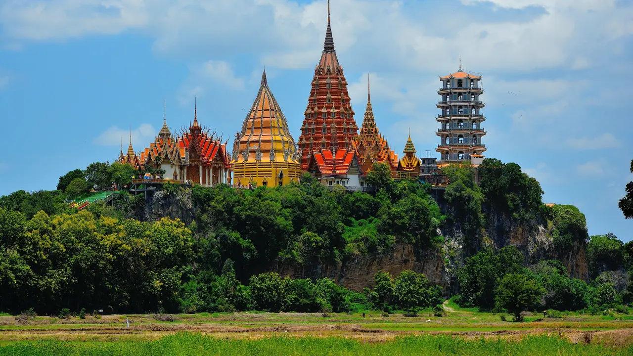 Menara Pagoda Biru Dan Beige Di Samping Hutan