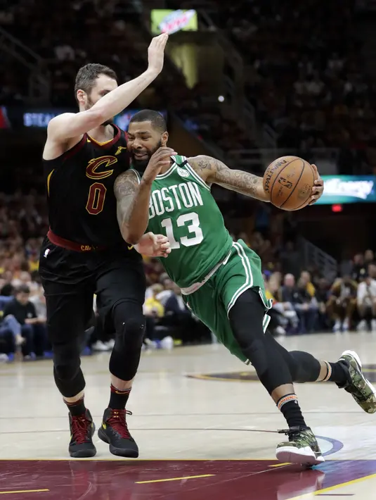 Pemain Boston, Marcus Morris (13) berusaha melewati adangan pemain Cleveland, Kevin Love (0) pada gim keempat final Wilayah Timur NBA basketball di Quicken Loans Arena (21/5/2018). Cavaliers menang 111-102. (AP/Tony Dejak)