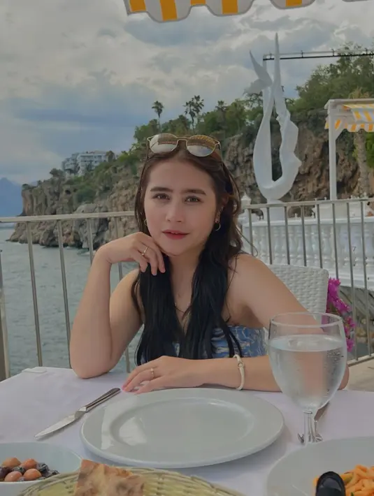 Prilly Latuconsina juga menyambangi Antalya yang berada di ujung barat Turki untuk menikmati suasana laut. Bahkan Prilly juga sempat menghabiskan waktu untuk makan siang di Antalya dengan outfit senada head to toe.
