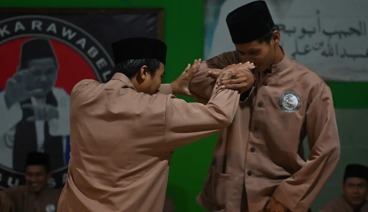 Praktisi pencak silat, seni beladiri yang berasal dari Asia Tenggara, melakukan sesi latihan di Jakarta, Sabtu (14/12/2019). Badan PBB, UNESCO menetapkan pencak silat sebagai warisan budaya tak benda dalam sidang ke-14 Komite Warisan Budaya Tak Benda UNESCO di Bogota, Kolombia. (BAY ISMOYO/AFP)