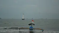 Perahu kecil nelayan pantai selatan Jawa menantang ganasnya Samudera Hindia. (Foto: Liputan6.com/Muhamad Ridlo)