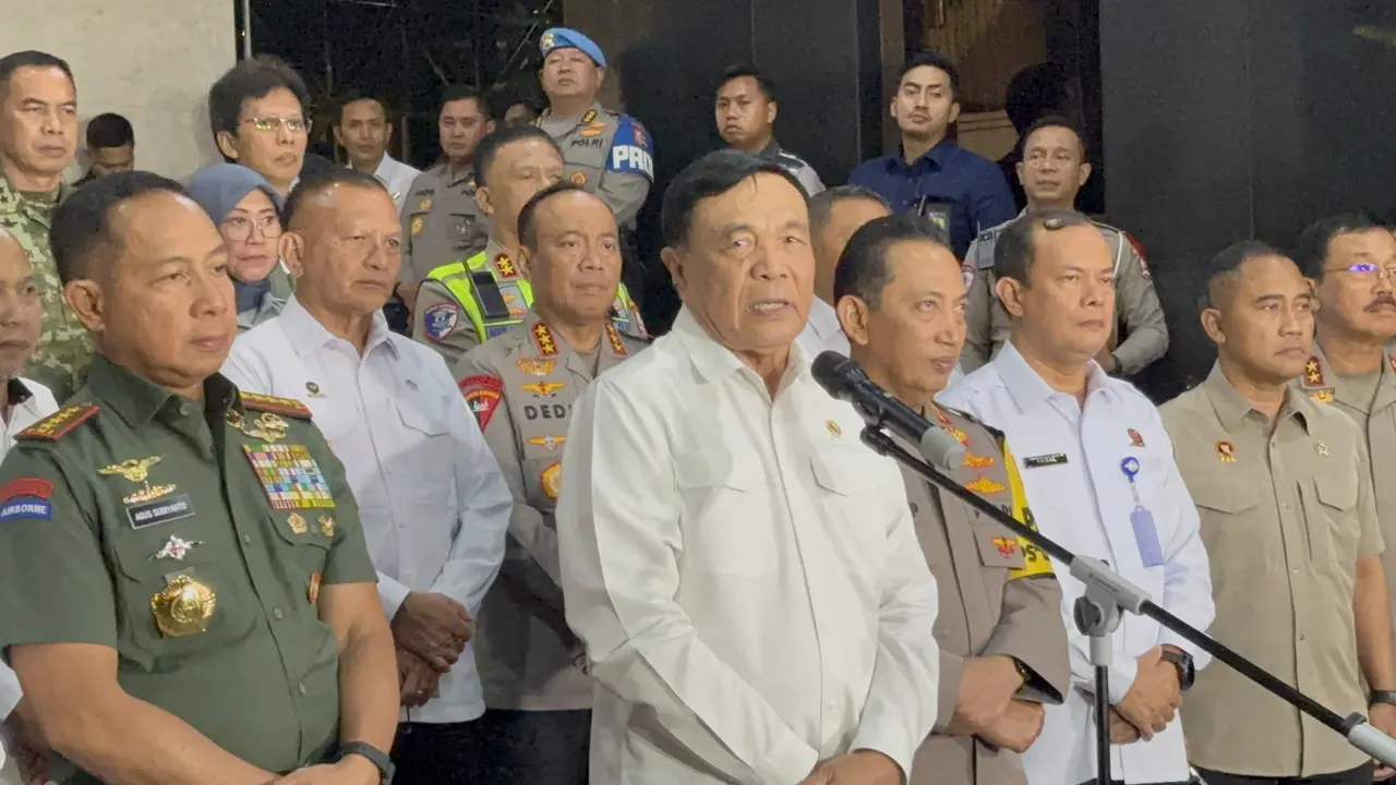 Menteri Koordinator Bidang Politik dan Keamanan Jenderal TNI (Purn.) Djamari Chaniago usai memantau langsung kondisi di berbagai daerah melalui video conference dari Gedung Promoter Polda Metro Jaya, Rabu (31/12/2025) (Liputan6.com/Ady Anugrahadi)