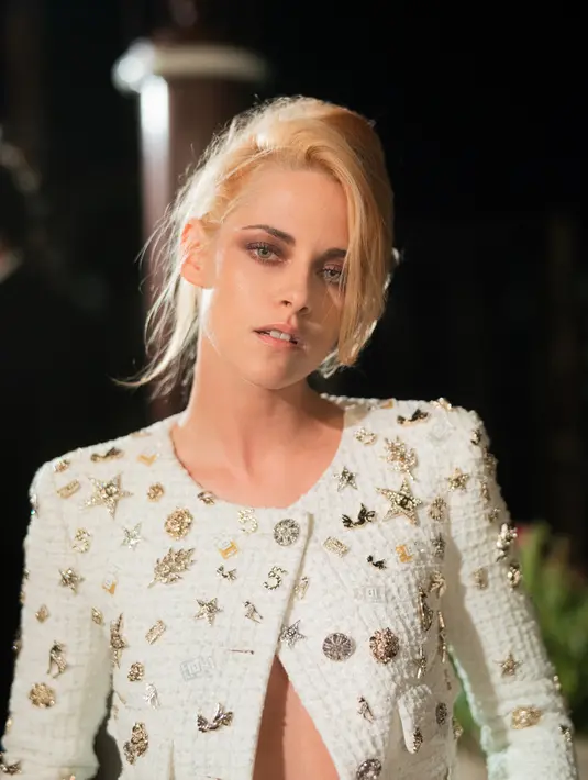 Kristen Stewart, Ambassador Chanel dan pemeran utama dalam film 'Spencer' memakai tweed jacket warna putih dan leather pants off-white dari koleksi Cruise 2021/2022