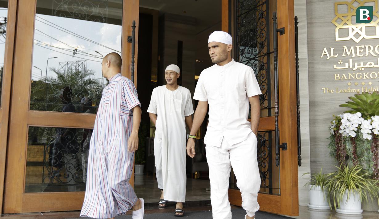 Pemain Timnas Indonesia, Rizky Pora dan Hansamu Yama, saat akan Salat Jumat di Masjid Islamic Center Valdesam, Thailand, Jumat, (16/11). Indonesia akan melawan Thailand pada laga Piala AFF 2018. (Bola.com/M. Iqbal Ichsan)