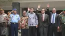 Menhub Ignasius Jonan, Menko Kemaritiman Rizal Ramli dan Menaker Hanif Dhakiri mengantarkan Presiden Jokowi  di Bandara Halim Perdanakusuma, Jakarta, Jumat (11/9). Jokowi melaksanakan kunjungan kerja ke negara Timur Tengah. (Liputan6.com/Faizal Fanani)