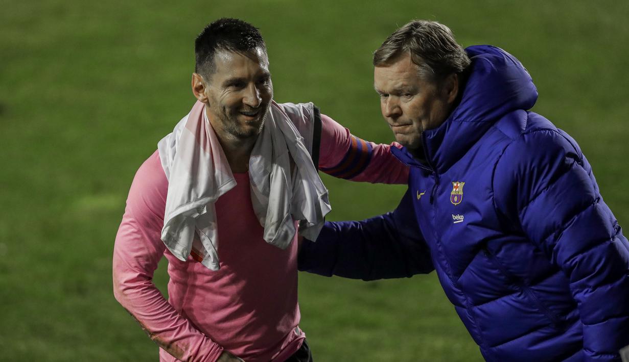 Pemain Barcelona, Lionel Messi (kiri) dan pelatih Barcelona Ronald Koeman usai pertandingan melawan Rayo Vallecano pada laga babak 16 Besar Copa del Rey di Vallecas stadium, Madrid, Kamis (28/1/2021). (Foto: AP/Manu Fernandez)