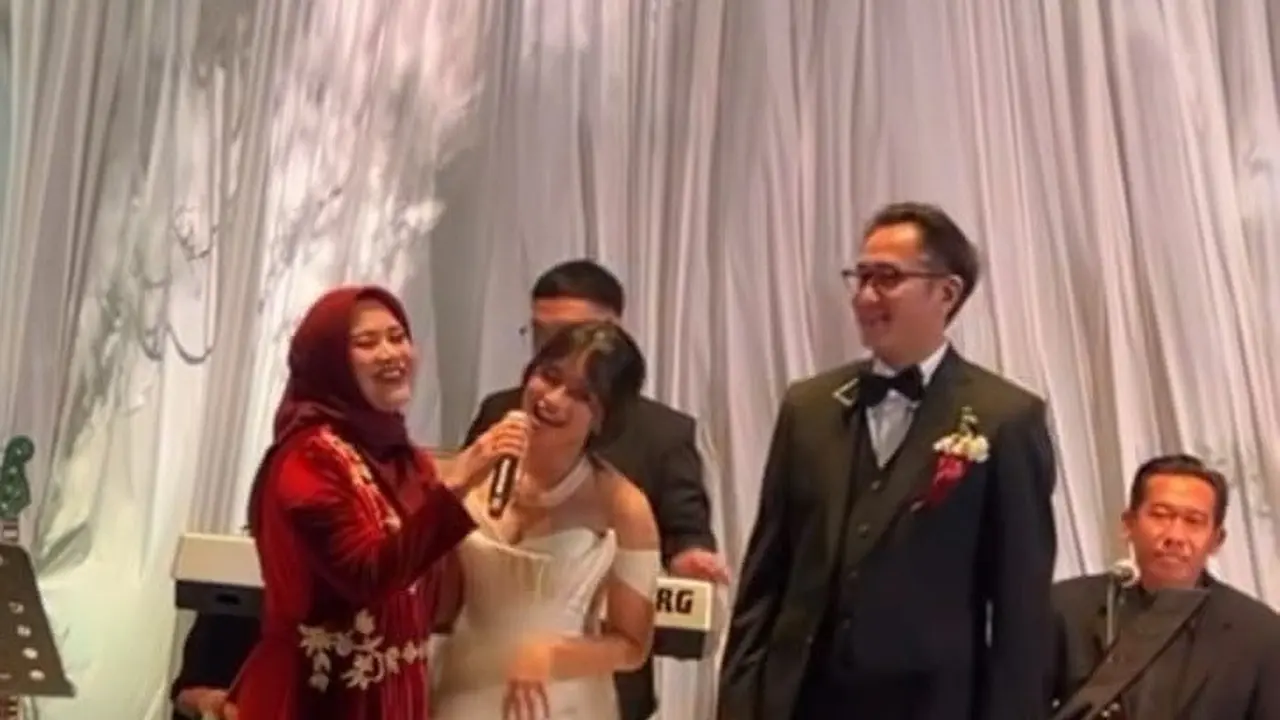 Momen pernikahan anak Ikke Nurjanah (Instagram - ikkenurjanah0518).
