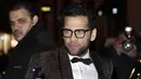 Bek Paris Saint-Germain, Daniel Alves tiba menghadiri pesta ulang tahun rekan setimnya Neymar di Pavillon Cambon di Paris (4/2). Neymar menggelar pesta ulang tahunnya yang ke 26. (AFP Photo/Thomas Samson)