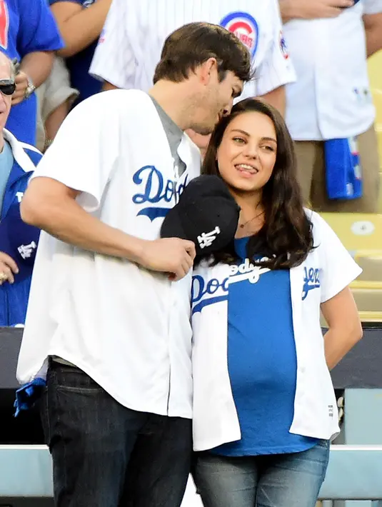 Setelah anaknya lahir, beberapa waktu lalu Mila dan Ashton tampak kompak merawat anaknya bersama-sama. Keluarga kecil mereka juga sempat terlihat sedang berjalan-jalan di sebuah daerah. (AFP/Bintang.com)