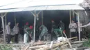 Prajurit Kopassus membersihkan puing-puing bangunan yang ambruk di Desa Citalahap, Kabupaten Lebak, Bogor (23/1). Sejumlah  bangunan rumah warga mengalami kerusakan cukup parah akibat gempa tersebut. (LIputan6.com/Pool/Kopassus)
