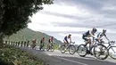 Pebalap Tour de Singkarak 2016 saat melintasi Teluk Bayur pada etape ke-5 Tour de Singkarak dari Pantai Carocok-Painan menuju pantai Gondoriah-Pariaman, Sumatera Barart. (Bola.com/Nicklas Hanoatubun)