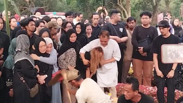 Prosesi pemakaman Gustiwiw di TPU Jati Sari Bekasi, penuh isak tangis keluarga dan kerabat