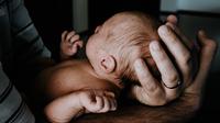 Ilustrasi bayi laki-laki. (Photo by Kelly Sikkema on Unsplash)