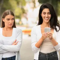 Cara Mengatasi Orang yang Iri/copyright shutterstock/ Prostock-studio