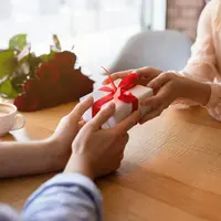 Ilustrasi memberian kado kepada pasangan. (Shutterstock)