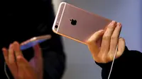 Pelanggan memperlihatkan iPhone 6s  saat peluncuran resmi di toko Apple, Sydney, Australia, (25/9/2015). iPhone 6s dibandrol dengan harga sekitar 12 juta - 15 juta rupiah, sedangkan 6s Plus 13 juta - 17 juta rupiah. (REUTERS/David Gray)