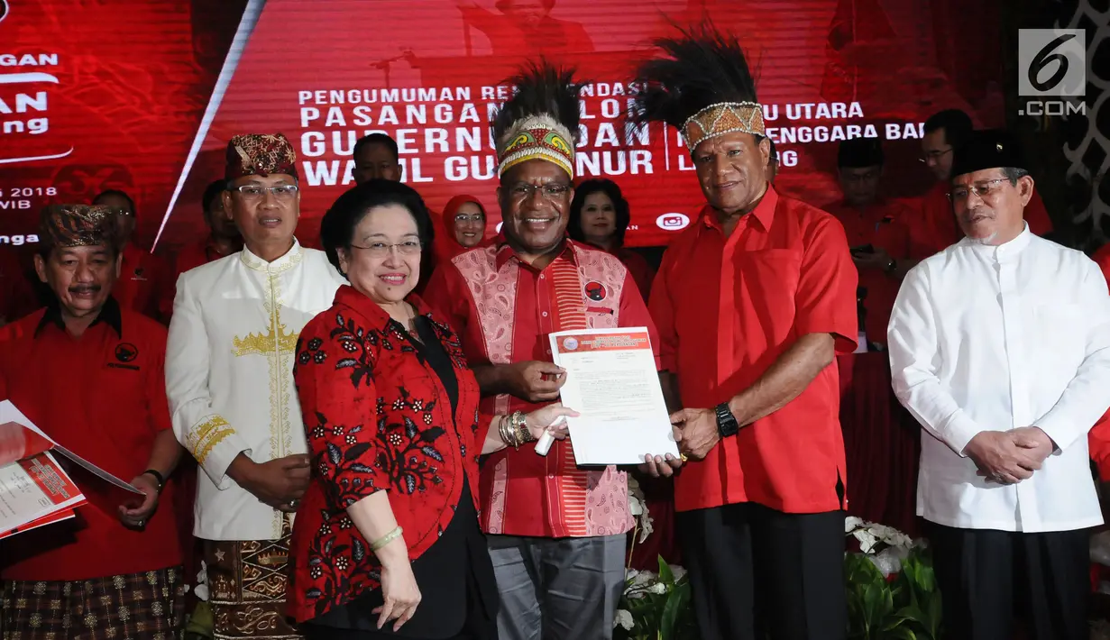 Ketua Umum DPP PDIP, Megawati Sukarnoputri (ketiga kiri) menyerahkan surat rekomendasi kepada pasangan Cagub dan Cawagub Papua di Jakarta, Kamis (4/1). PDIP secara resmi mengumumkan empat pasang cagub dan cawagub. (Liputan6.com/Helmi Fithriansyah)