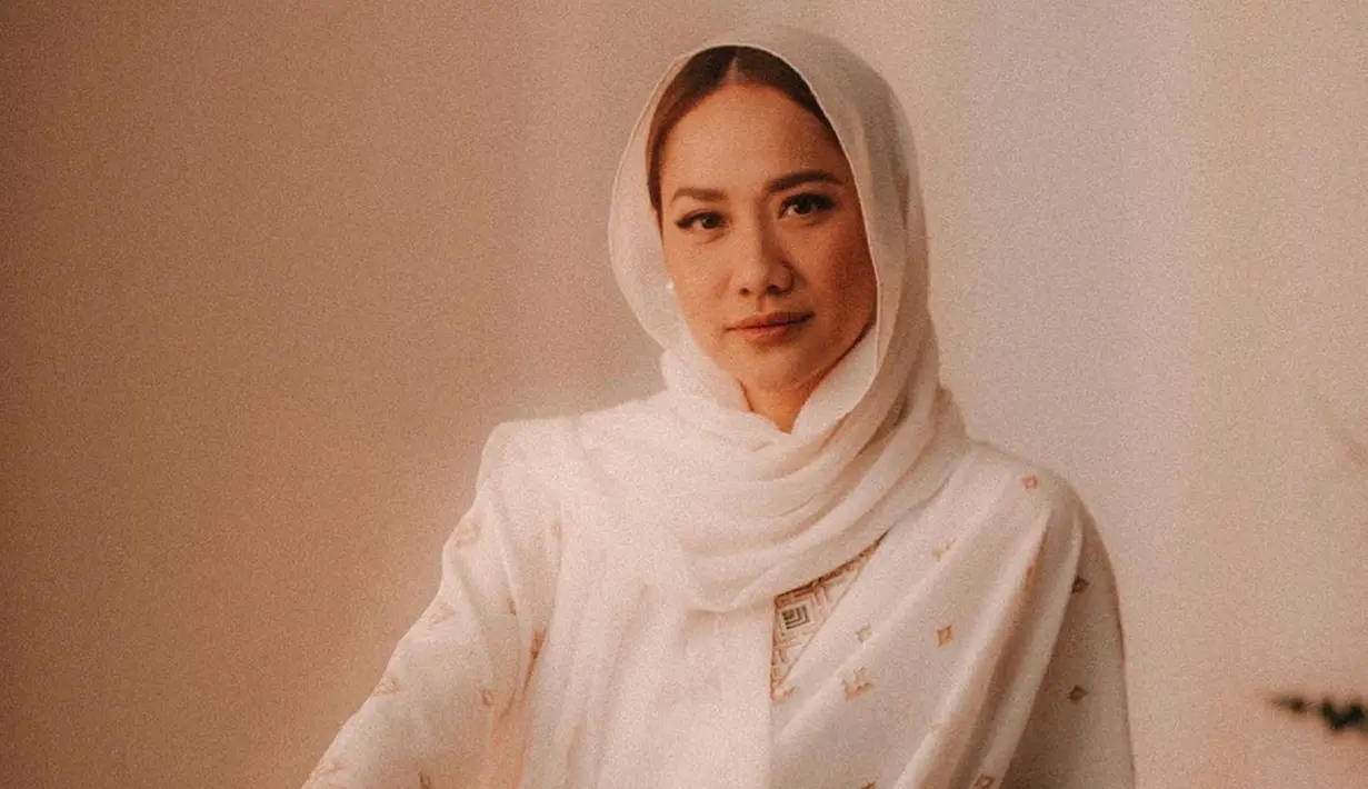 Aura kecantikan BCL saat berkerudung semakin membuat ibu dari Noah Sinclair ini terlihat anggun. Tatapan matanya yang lembut dengan gaya yang elegan membuat penampilan Bunga Citra Lestari kian memikat hati publik. (Liputan6.com/IG/bclsinclair)