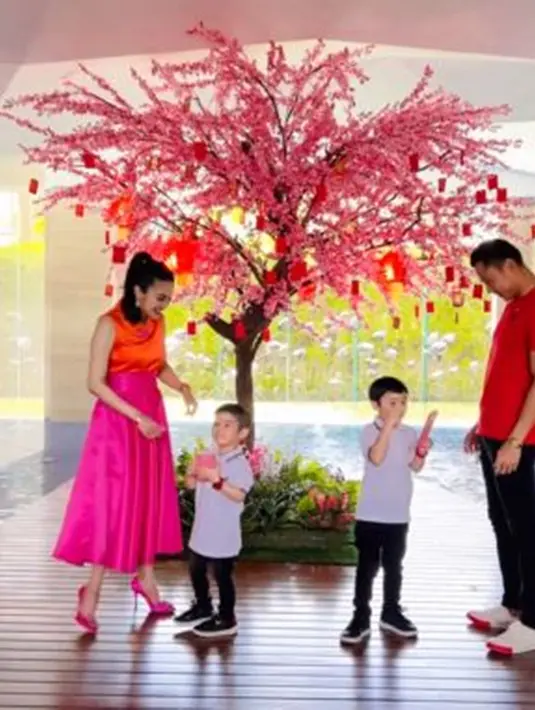 Meski terbilang sederhana, perayaan Imlek Sandra Dewi tetap seru dan penuh canda tawa. Begini momen, Sandra Dewi dan Harvey Moeis memberikan angpau untuk kedua putranya, tampak begitu menyenangkan. (Liputan6.com/IG/@sandradewi88)