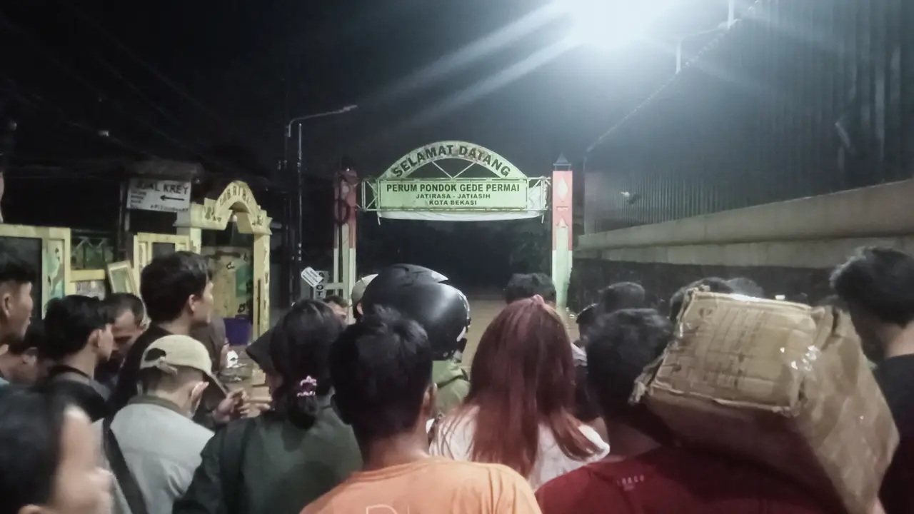 Sejumlah warga Perumahan Pondok Gede Permai Jatiasih masih menunggu dievakuasi hingga Selasa (4/3/2025) malam. (Liputan6.com/Bam Sinulingga)