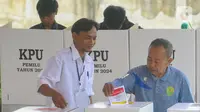 Suasana saat warga saat mengikuti Pemilu 2024 susulan di TPS 10, Pondok Kacang, Tangerang Selatan, Banten, Minggu (18/2/2024). (merdeka.com/Arie Basuki)