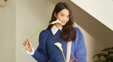 Tampil dengan kemeja putih yang dipadukan sweater biru, penampilan casual Shin Min Ah ini juga bisa jadi inspurasi. Gaya casual wanita 37 tahun ini juga cocok dikenakan saat hangout. (Liputan6.com/IG/@illusomina)