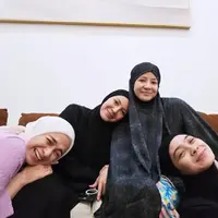 Menyenangkan rasanya jika punya bestie yang sepikiran. Mungkin ini yang ada di benak Natasha Rizky, Ratna Galih, Dian Ayu Lestari, dan Nina Zatulini. [@ninazatulini22]