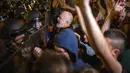 Demonstran berhadapan dengan polisi anti huru hara saat aksi menuntut pengunduran diri Presiden Gjorge Ivanov di Skopje, Makedonia, Rabu (13/4). Mereka memprotes keputusan Presiden memberikan pengampunan bagi 56 politikus (Robert ATANASOVSKI/AFP)