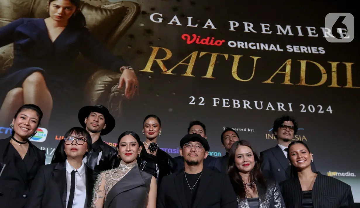 Para pemeran series film Ratu Adil saat konferensi pers di Plaza Indonesia, Jakarta, Kamis (22/2/2024). (Liputan6.com/Herman Zakharia)
