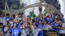 <p>Sejumlah pemain dan ofisial Arema FC merayakan gelar juara Piala Presiden 2024 setelah mengalahkan Borneo FC melalui babak adu penalti 5-4 (1-1) pada laga final yang berlangsung di Stadion Manahan, Solo, Minggu (04/05/2024). Singo Edan menjadi tim tersukses di Piala Presiden dengan mengoleksi 4 trofi. (Bola.com/Bagaskara Lazuardi)</p>