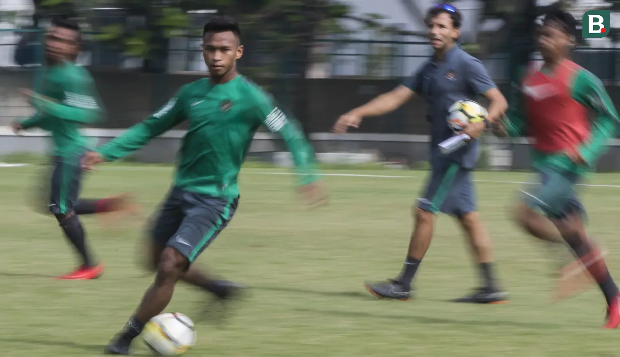 Pemain Timnas Indonesia, Osvaldo Haay menggiring bola saat latihan di Lapangan ABC Senayan, Jakarta, Minggu (18/3/2018). Latihan ini merupakan persiapan jelang laga uji coba melawan Singapura. (Bola.com/Vitalis Yogi Trisna)