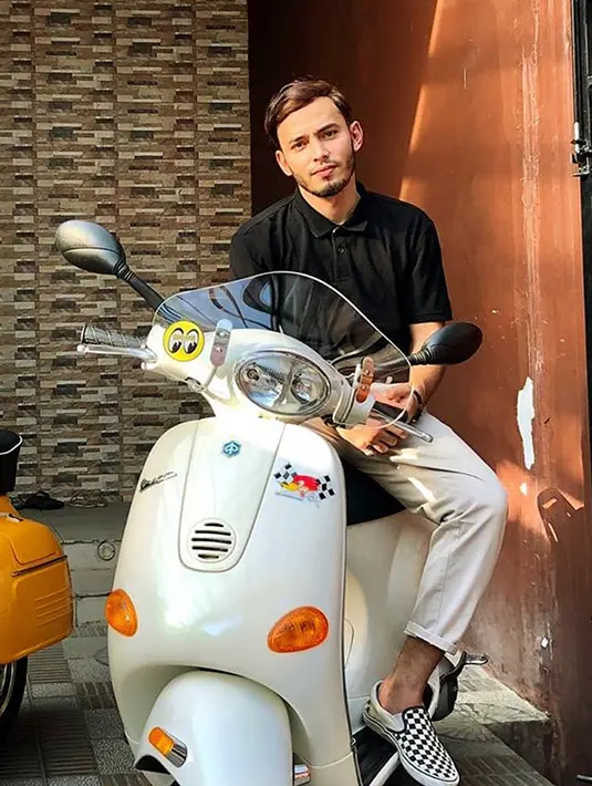 Sebagai selebriti, Rifky pun kerap unggah kesehariannya dalam Instagram. Ia pun merupakan artis yang menggemari vespa. Mulai dari vespa matik hingga vespa jadul pun menjadi salah satu kendaraan yang jadi koleksinya. (Liputan6.com/IG/@rifkyalhabsyi)