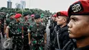 Panglima TNI Jenderal Gatot Nurmantyo meninjau pasukan usai Apel Gelar Pasukan Pengamanan KTT OKI ke-5 di Silang Monas, Jakarta Pusat, Selasa (1/3/2016). Sebanyak 10.150 ribu pasukan TNI dikerahkan pada Apel tersebut. (Liputan6.com/Faizal Fanani)