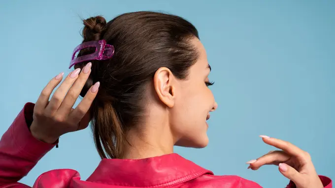 6 Tips Aplikasi Gaya Rambut Half-Up Knot dengan Loose Curls, Simpel tapi Tetap Chic Seharian