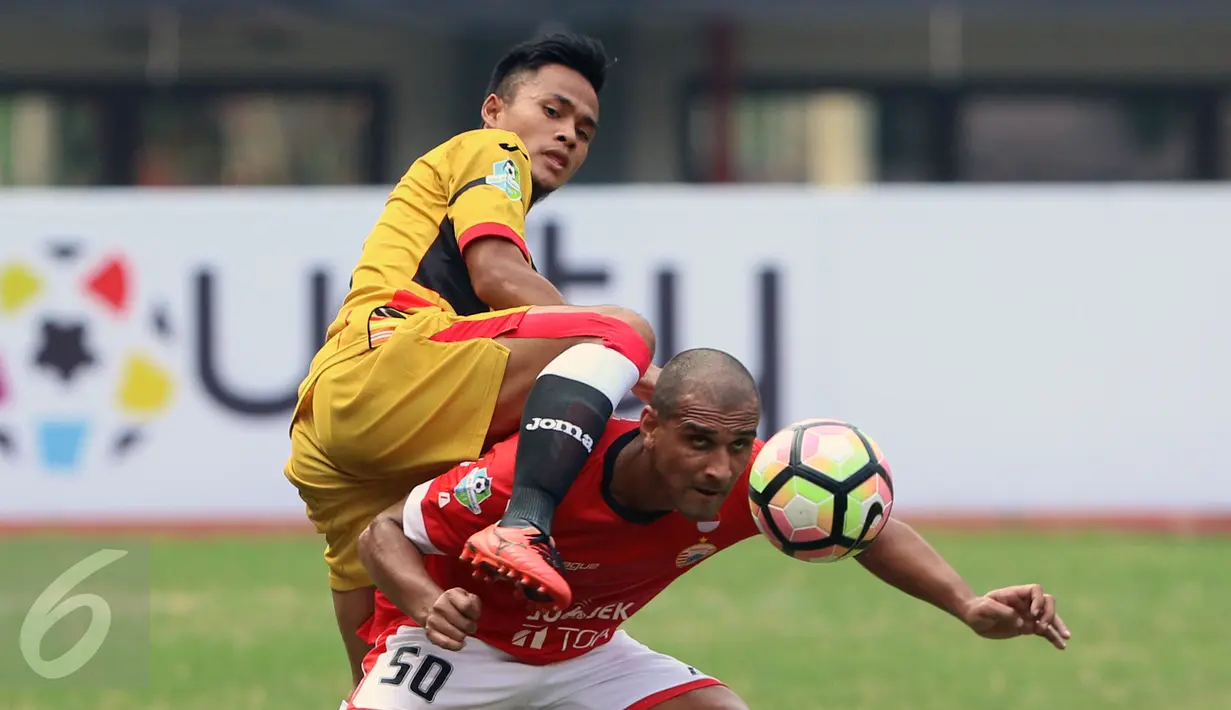 Gelandang Persija, Bruno Da Silva Lopes berebut bola dengan pemain Mitra Kukar di lanjutan Liga 1 Indonesia di Stadion Patriot Candrabhaga, Bekasi, Minggu (14/5). Laga kedua tim berakhir imbang 1-1. (Liputan6.com/Helmi Fithriansyah)