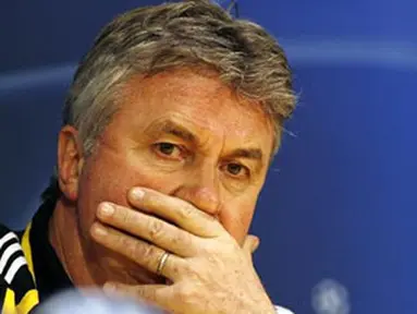 Chelsea&#039;s manager Guus Hiddink gives a press conference before the forthcoming UEFA Champions League first knockout round first leg match against Juventus, at Stamford Bridge on February 24, 2008. AFP PHOTO/GLYN KIRK