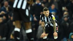 Reaksi kecewa pemain Newcastle, Kieran Trippier setalah melakukan blunder yang berakibat kebobolan pada laga lanjutan Liga Inggris 2023/2024 melawan Everton di Goodison Park, Liverpool, Inggris, Jumat (08/12/2023) dini hari WIB. (AFP/Peter Powell)