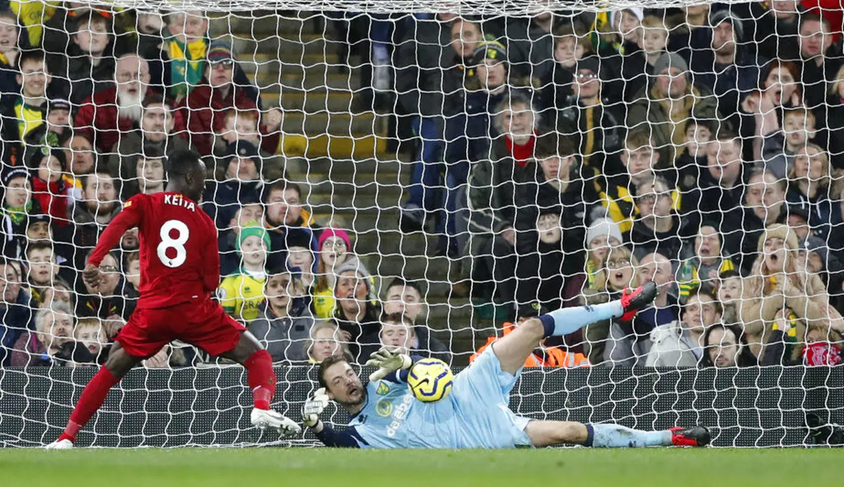 Kiper Norwich City, Tim Krul, berhasil menghalau tendangan gelandang Liverpool Naby Keita pada laga Premier League di Stadion Carrow Road Minggu (16/2/2020). Liverpool menang 1-0 atas Norwich City. (AP/Frank Augstein)
