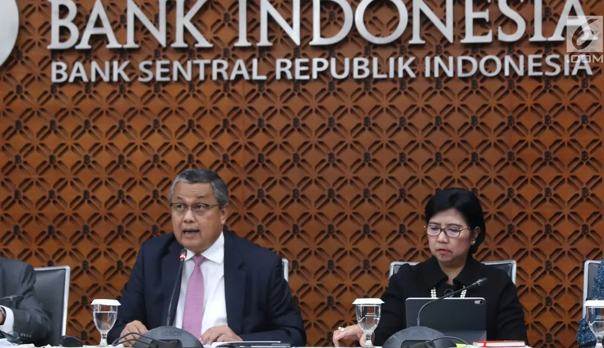 Gubernur BI Perry Warjiyo (kiri) dan jajaran Dewan Gubernur memberi keterangan kepada media di Jakarta, Kamis (22/8/2019). Rapat Dewan Gubernur (RDG) BI memutuskan untuk menurunkan BI 7-day Reverse Repo Rate sebesar 25 basis poin menjadi 5,50 persen. (Liputan6.com/Angga Yuniar)