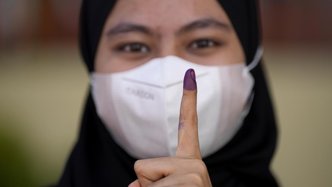 Rakyat Malaysia menyalurkan suara dalam pemilihan umum yang dipercepat