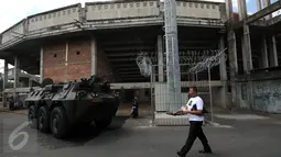 Sebuah kendaraan taktis TNI terparkir di salah satu sudut Stadion Dipta, Gianyar, Bali, Minggu (30/8/2015). Jelang pembukaan turnamen Piala Presiden 2015, Stadion Kapten I Wayan Dipta dijaga ratusan personel keamanan. (Liputan6.com/Helmi Fithriansyah)