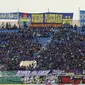 Ribuan suporter memenuhi tribun Selatan Stadion Si Jalak Harupat, Bandung, Minggu (9/6/2015). Kedatangan suporter untuk menyaksikan laga Persib melawan Persebaya Utd di lanjutan Grup A Piala Presiden 2015. (Liputan6.com/Helmi Fithriansyah) 