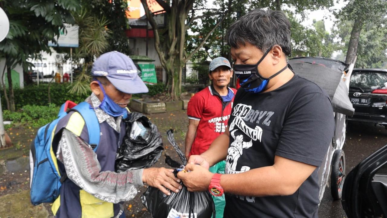 Bobotoh bagikan masker dan sembako