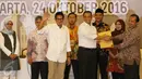 Pasangan Anies Baswedan dan Sandiaga Uno menerima berkas penetepan Cagub dan Cawagub DKI Jakarta dari Ketua KPUD DKI Sumarno saat rapat pleno terbuka penetapan calon gubernur dan wakil gubernur DKI Jakarta, Senin (24/10). (Liputan6.com/Immanuel Antonius)