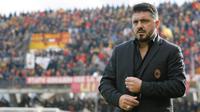 Pelatih AC Milan, Gennaro Gatusso, bersiap menjalani debut saat melawan Benevento pada laga Serie A Italia di Stadion Ciro Vigorito, Benevento, Minggu (3/12/2017). Kedua klub bermain imbang 2-2. (AP/Mario Taddeo)