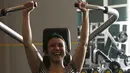 Meski identik dengan pria kekar namun gym juga bisa menjadi olahraga alternatif bagi wanita. (Bola.com/Vitalis Yogi Trisna)