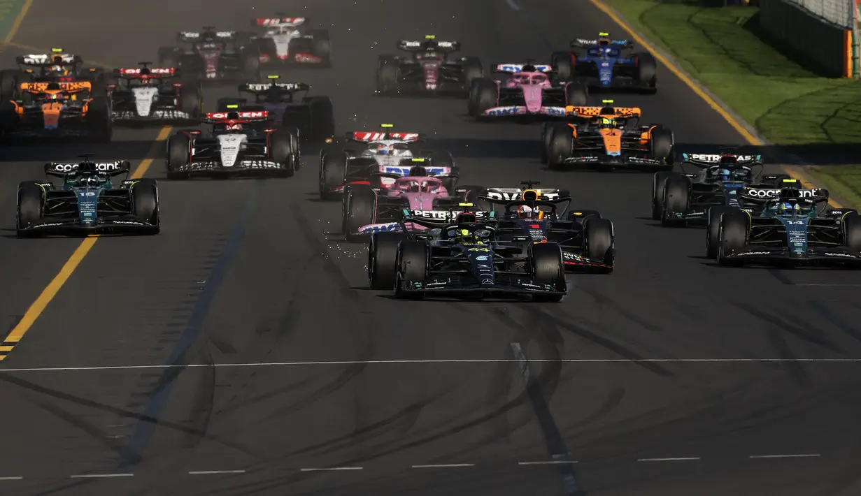 Sejumlah pembalap Formula 1 saat mengikuti kembali start ulang setelah diberlakukan red flag dalam balapan Formula 1 GP Australia di Sirkuit Albert Park, Melbourne, pada Minggu (2/4/2023). (AFP/Martin Keep)