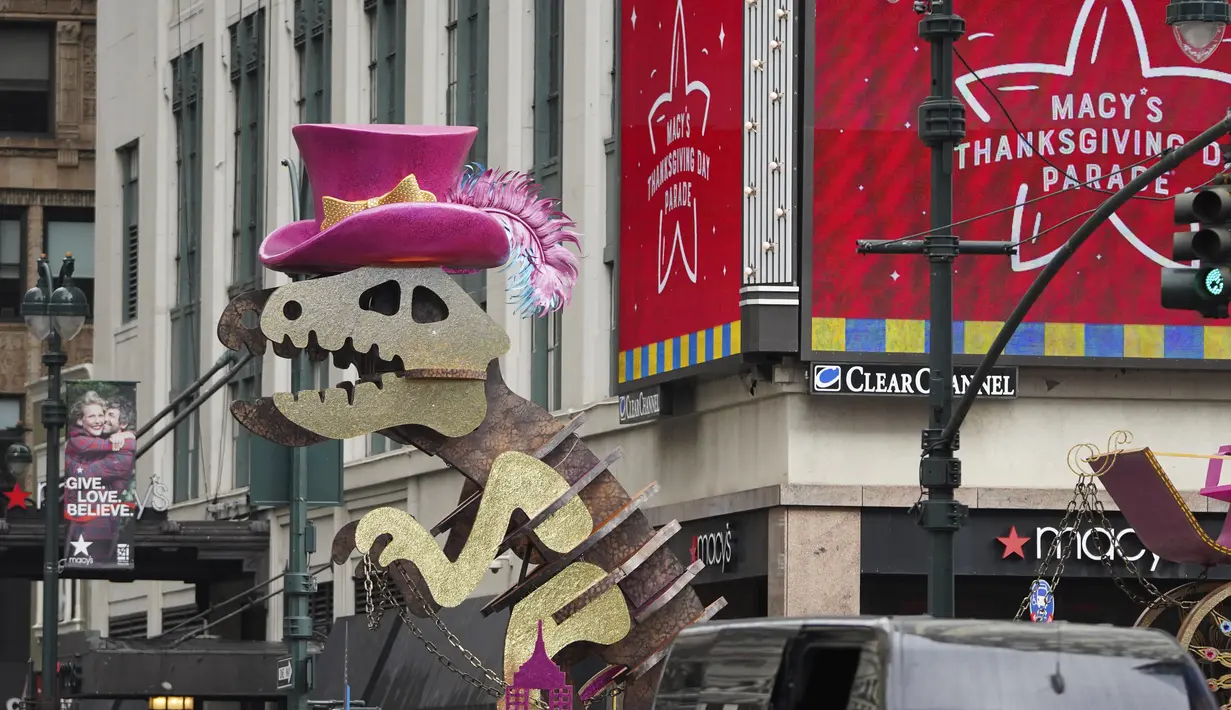 Sebuah kendaraan hias terlihat di jalanan dalam Parade Hari Thanksgiving Macy's di New York, Amerika Serikat (26/11/2020). Akibat pandemi COVID-19, Parade Hari Thanksgiving Macy's tahun ini tidak dibuka bagi publik untuk disaksikan di lokasi dan hanya ditayangkan melalui televisi. (Xinhua/Wang Ying)