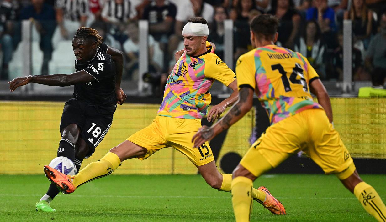 2. Usai unggul 1-0, Juventus gencar menekan pertahanan Spezia untuk mencari gol tambahan. Namun serangan yang dibangun Moise Kean dkk masih gagal membuahkan hasil. (AFP/Miguel Medina)