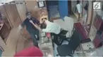 Aksi pencurian di toko perhiasan oleh seorang pria yang menggunakan semprotan merica sebagai senjata.